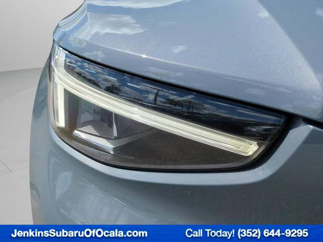 2023 Volvo XC40 Plus Bright Theme AWD photo