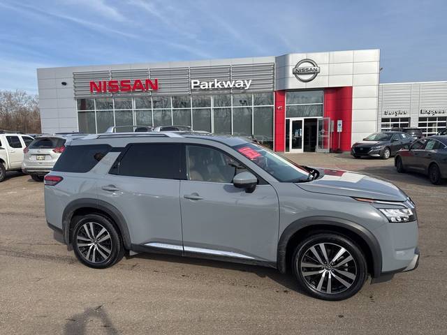 2023 Nissan Pathfinder Platinum 4WD photo