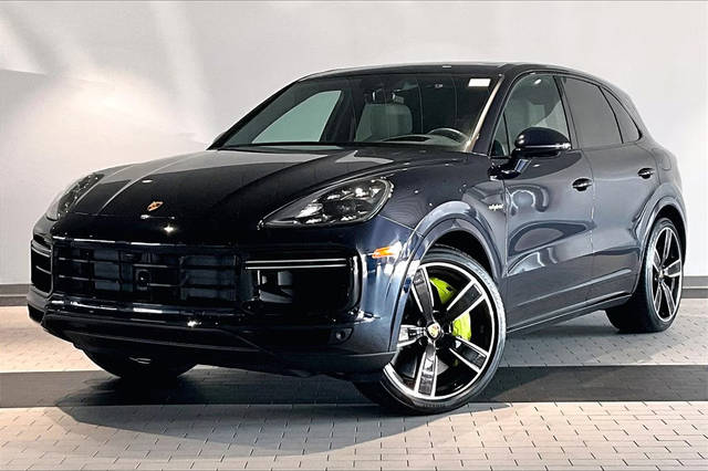 2023 Porsche Cayenne Turbo S E-Hybrid AWD photo