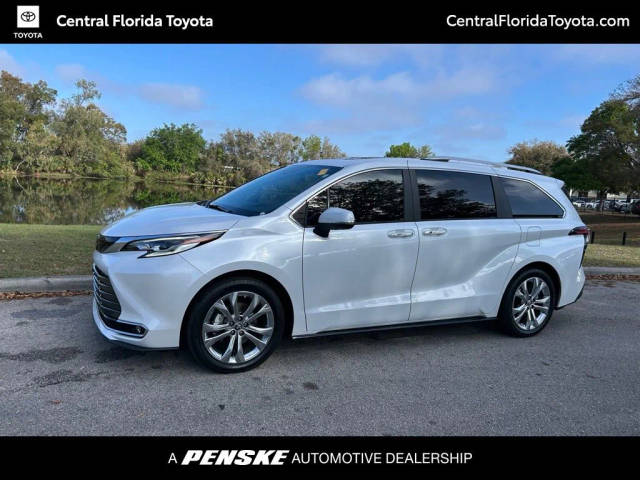 2023 Toyota Sienna Platinum FWD photo