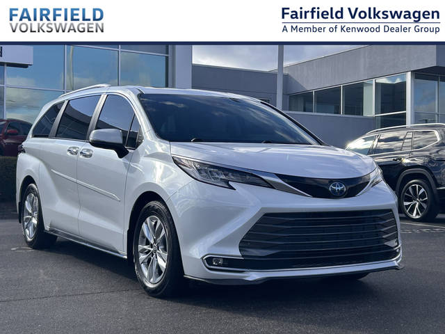 2023 Toyota Sienna Limited FWD photo