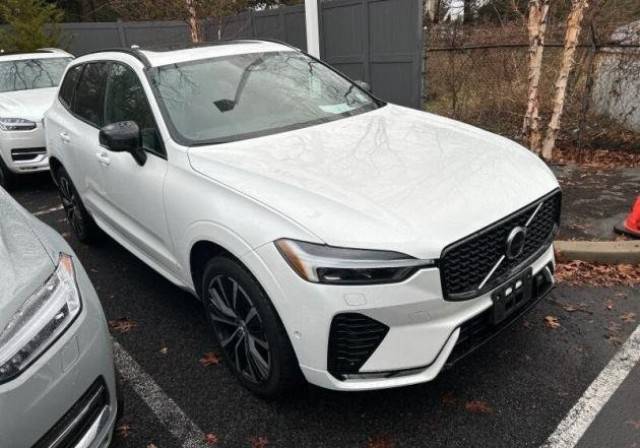 2023 Volvo XC60 Plus Dark Theme AWD photo