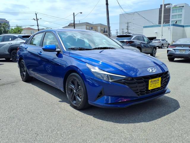 2023 Hyundai Elantra SEL FWD photo