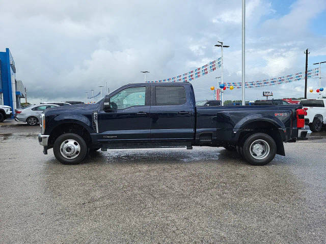 2023 Ford F-350 Super Duty LARIAT 4WD photo