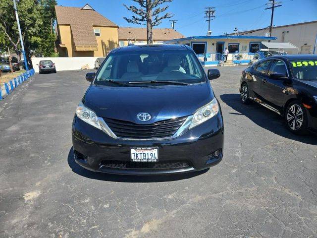 2015 Toyota Sienna LE FWD photo