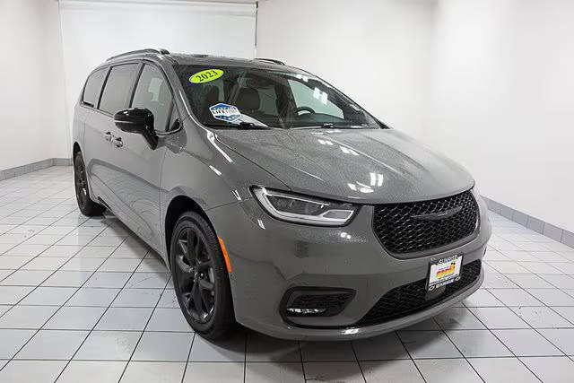 2023 Chrysler Pacifica Minivan Limited AWD photo