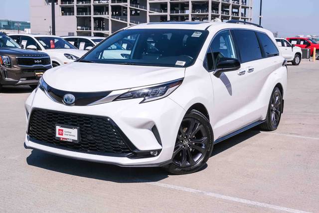 2023 Toyota Sienna XSE FWD photo