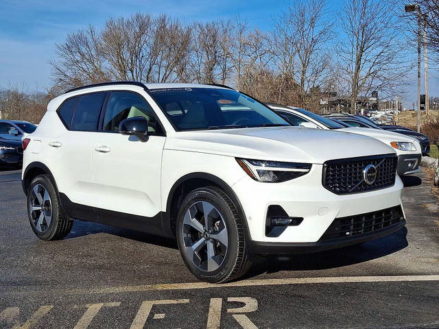 2023 Volvo XC40 Plus Dark Theme FWD photo