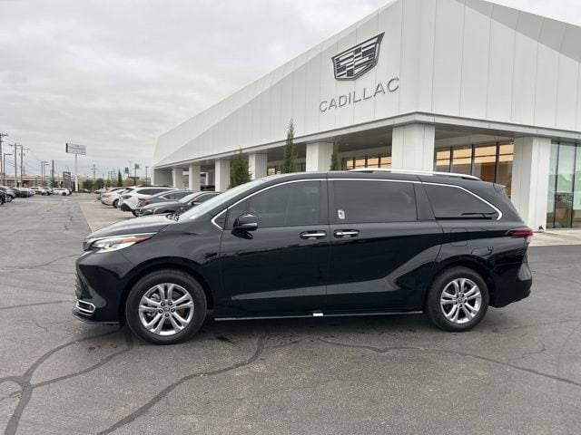 2023 Toyota Sienna Platinum AWD photo