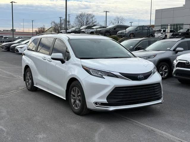 2023 Toyota Sienna XLE AWD photo