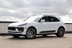 2023 Porsche Macan  AWD photo