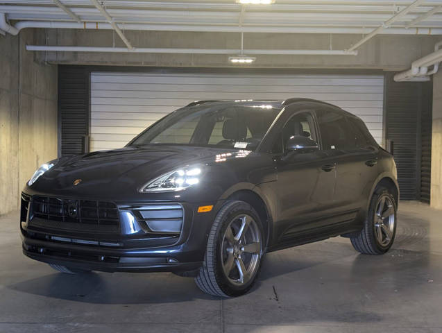 2023 Porsche Macan  AWD photo