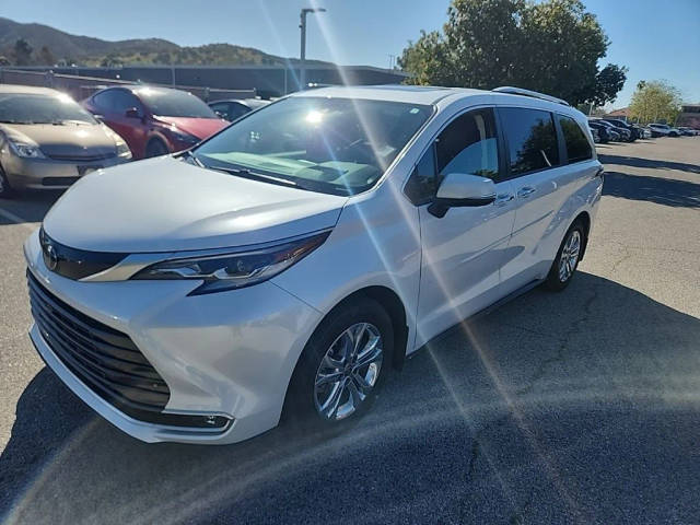 2023 Toyota Sienna Platinum AWD photo