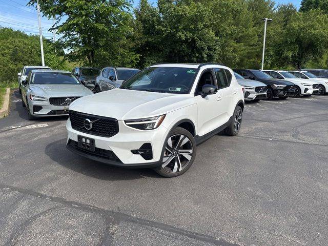 2023 Volvo XC40 Plus Dark Theme AWD photo