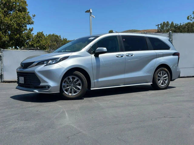 2022 Toyota Sienna XLE FWD photo