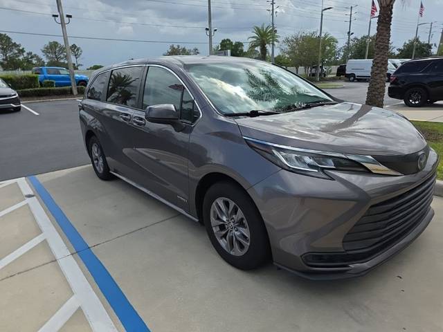 2021 Toyota Sienna LE FWD photo
