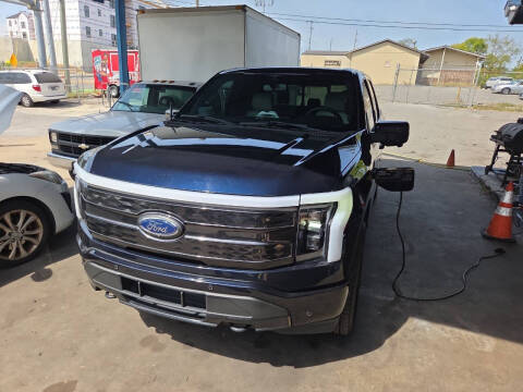 2023 Ford F-150 Lightning Platinum AWD photo