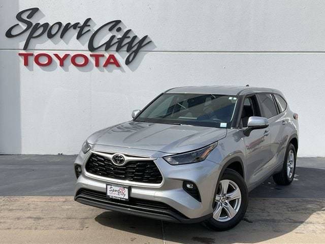 2023 Toyota Highlander LE FWD photo