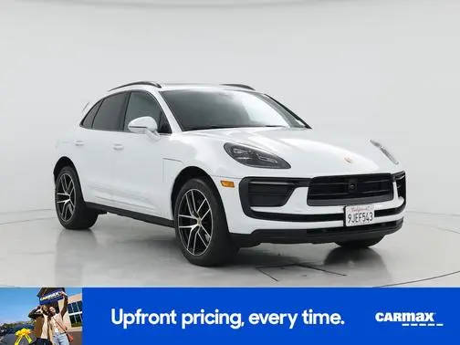 2023 Porsche Macan  AWD photo