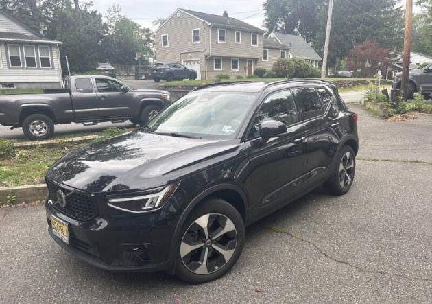 2023 Volvo XC40 Plus Dark Theme AWD photo