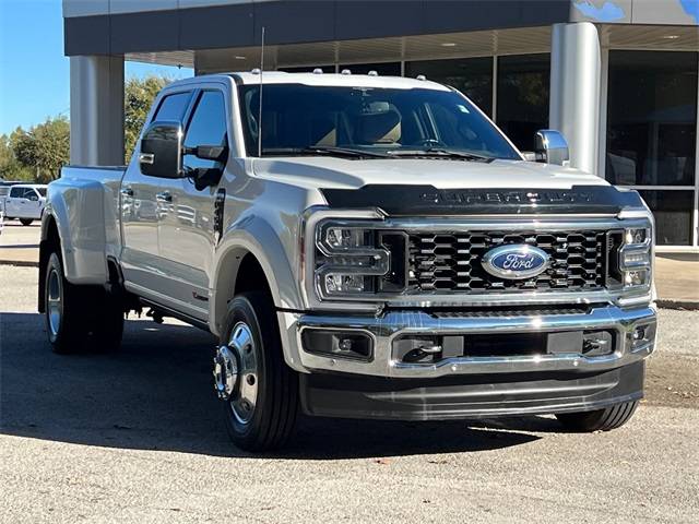 2023 Ford F-450 Super Duty LARIAT 4WD photo