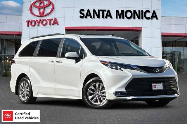 2023 Toyota Sienna XLE FWD photo