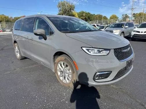 2023 Chrysler Pacifica Minivan Touring L AWD photo