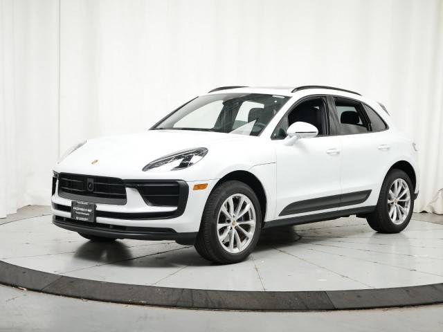 2023 Porsche Macan  AWD photo