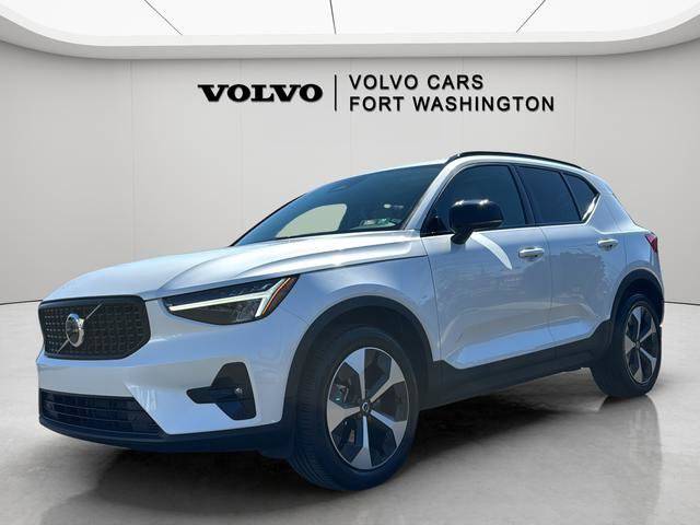 2023 Volvo XC40 Plus Dark Theme AWD photo