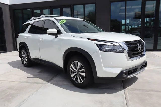 2023 Nissan Pathfinder SL 4WD photo