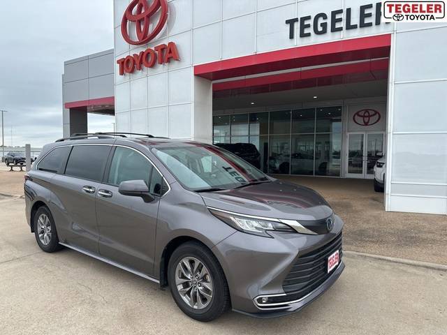 2023 Toyota Sienna XLE FWD photo
