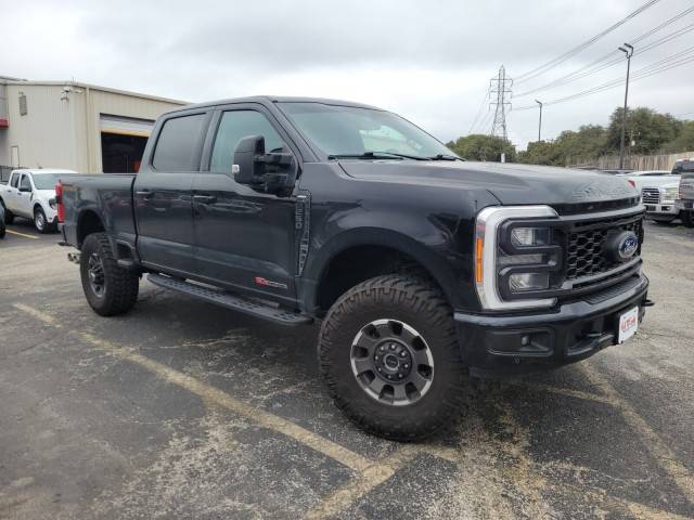 2023 Ford F-250 Super Duty LARIAT 4WD photo