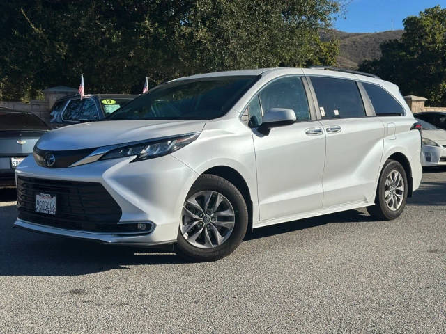 2023 Toyota Sienna XLE FWD photo