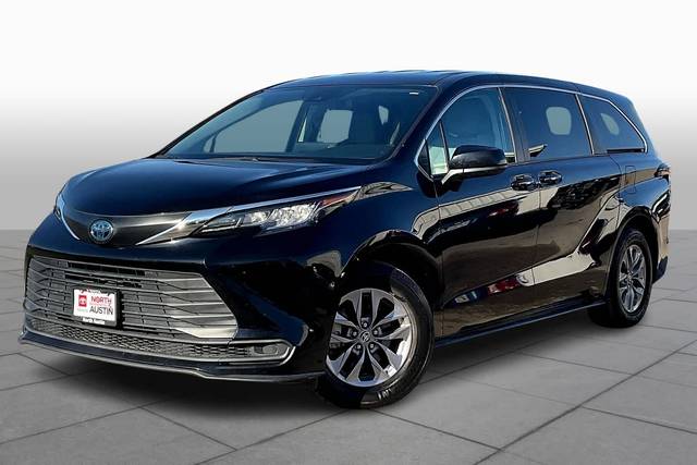 2022 Toyota Sienna LE FWD photo