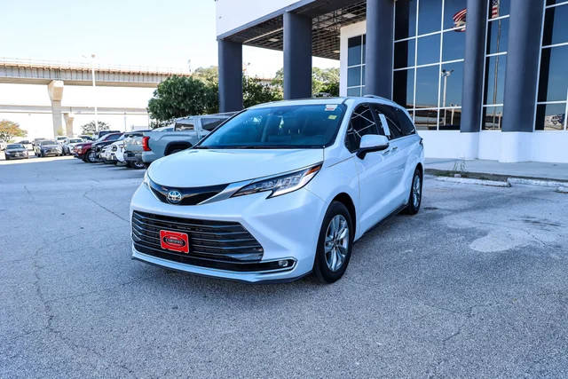 2023 Toyota Sienna Limited FWD photo