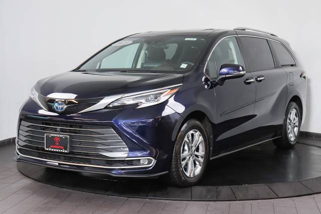 2023 Toyota Sienna Platinum AWD photo