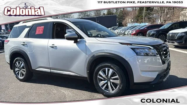 2023 Nissan Pathfinder SL 4WD photo