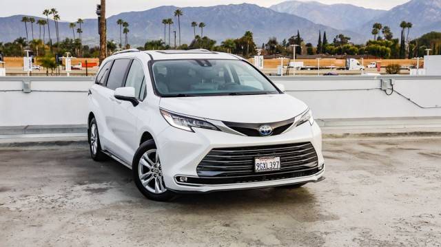 2023 Toyota Sienna Limited AWD photo