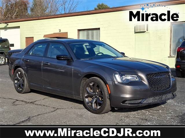 2023 Chrysler 300 Touring RWD photo