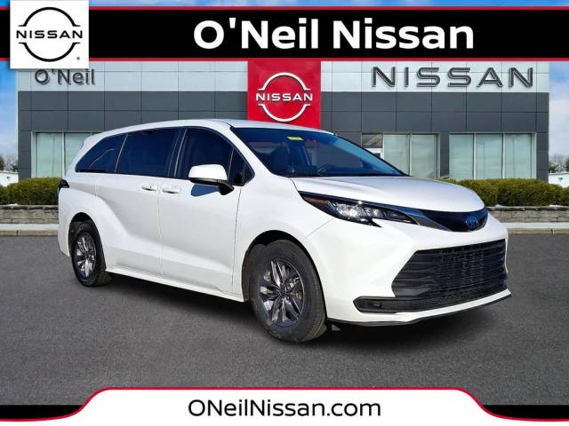 2023 Toyota Sienna LE FWD photo