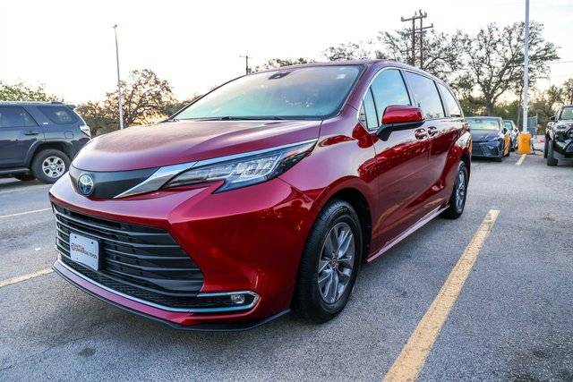 2022 Toyota Sienna XLE FWD photo