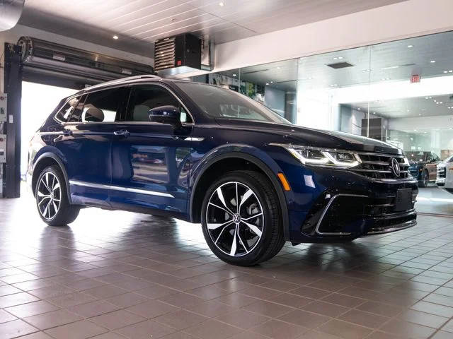 2023 Volkswagen Tiguan SEL R-Line AWD photo