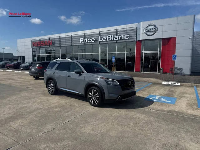 2023 Nissan Pathfinder Platinum FWD photo