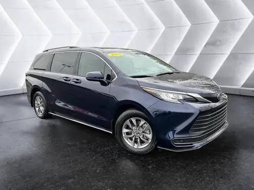 2023 Toyota Sienna LE FWD photo