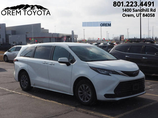 2022 Toyota Sienna LE FWD photo