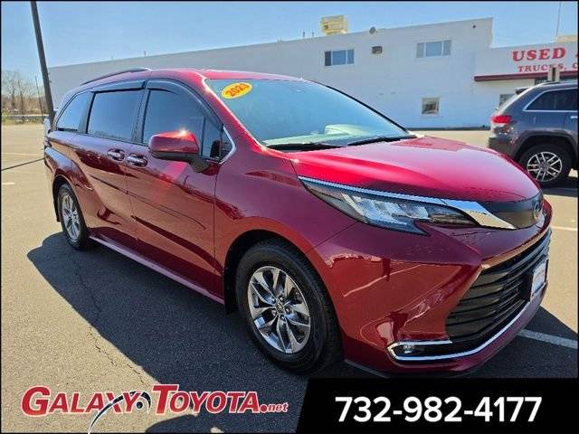 2023 Toyota Sienna XLE AWD photo