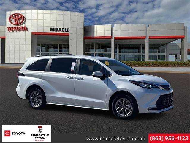 2023 Toyota Sienna XLE FWD photo
