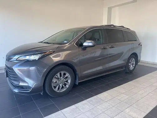2023 Toyota Sienna LE FWD photo