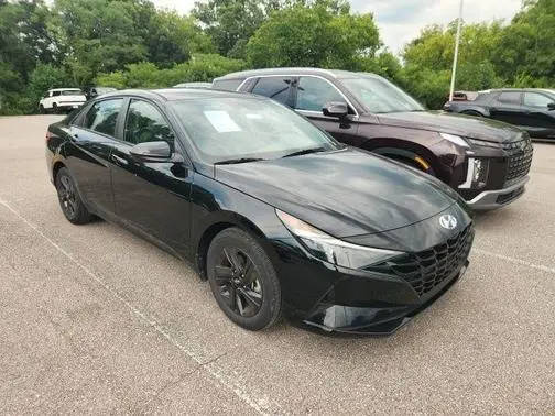 2023 Hyundai Elantra SEL FWD photo