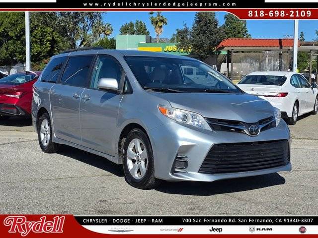 2020 Toyota Sienna LE FWD photo